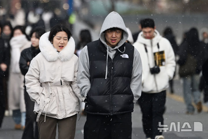 [광주=뉴시스] 이영주 기자 = 광주지역에 눈이 내린 21일 오후 광주 동구 5·18민주광장에서 시민들이 길을 걷고 있다. 2024.12.21. leeyj2578@newsis.com