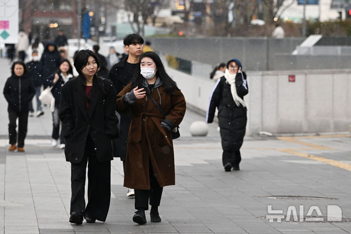 [광주=뉴시스] 이영주 기자 = 광주지역에 눈이 내린 지난 21일 오후 광주 동구 5·18민주광장에서 시민들이 길을 걷고 있다. 2024.12.21. leeyj2578@newsis.com