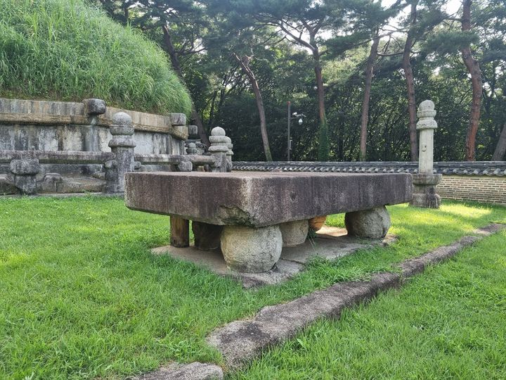 [서울=뉴시스] 보존처리 및 복원 전의 건원릉 혼유석과 고석 (사진=국가유산청 제공) 2024.12.23. photo@newsis.com *재판매 및 DB 금지