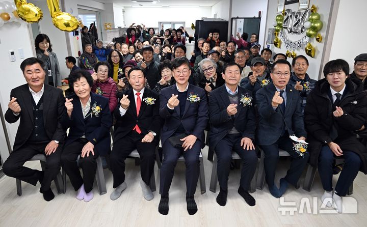 [안산=뉴시스]이민근 안산시장(앞 줄 왼쪽 네 번째)과 박태순 안산시의회 의장(앞 줄 오른쪽 세 번쨰) 등이 20일 장상3 경로당 개소식에서 참석자들과 기념촬영을 하고 있다.(사진=안산시 제공)2024,12,23,photo@newsis.com