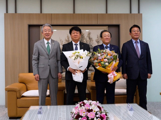 20일 서울 서대문구 농협중앙회 본사에서 열린 한국협동조합협의회 회장단 회의에 참석한 (왼쪽부터)농협중앙회 강호동 회장, 신협중앙회 김윤식 회장, 새마을금고중앙회 김인 회장, 산림조합중앙회 최창호 회장이 기념 촬영을 하고 있다. (사진=새마을금고 제공) *재판매 및 DB 금지