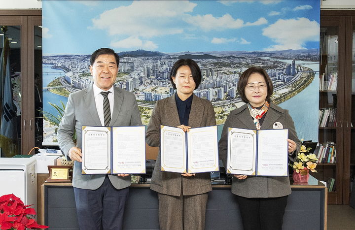 [서울=뉴시스] 이태원초등학교 교육문화관 구청운영 업무협약식. 2024.12.23. (사진=용산구 제공) *재판매 및 DB 금지