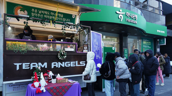 22일 하나은행이 일요영업점을 방문한 외국인 근로자들을 위해 하나은행 평택외국인센터지점에서 커피차 이벤트를 진행하고 있다.(사진=하나은행 제공) *재판매 및 DB 금지