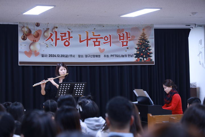 [대구=뉴시스] 주한미군 제19지원사령부는 크리스마스를 맞아 수성구 중동에 있는 신망애원을 찾아 자원봉사를 실시했다. (사진=제19지원사령부 제공) 2024.12.23. photo@newsis.com *재판매 및 DB 금지