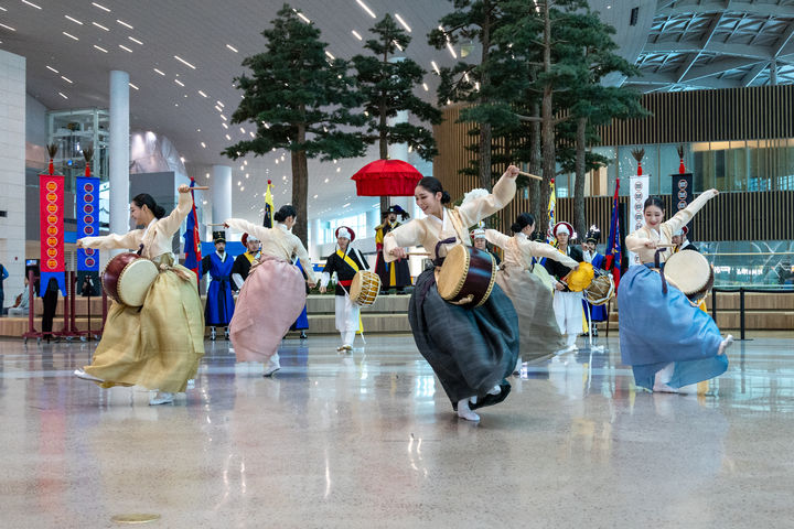 [서울=뉴시스] 지난 20일 인천국제공항 제2여객터미널에서 열린 한국전통문화센터 개관식 (사진=국가유산진흥원 제공) 2024.12.23. photo@newsis.com *재판매 및 DB 금지