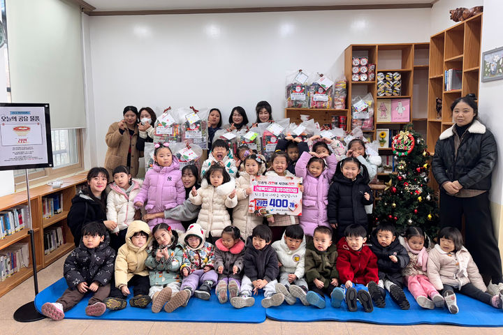 [광주=뉴시스] 광주 광산구에 위치한 근로복지공단 광주어린이집 원아들이 삼도동행정복지센터 공유공간에 직접 모은 라면 400개를 기부했다. (사진=광산구 제공) 2024.12.23. photo@newsis.com *재판매 및 DB 금지