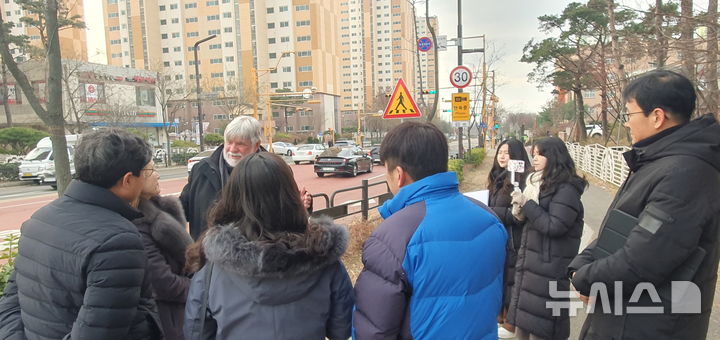 [화성=뉴시스]굴브란트 쉔베르크 심사단장이 20일 향남읍 하길리 일원에서 현장 심사를 진행 중이다.(사진=화성시 제공02024.12.23.photo@newsis.com