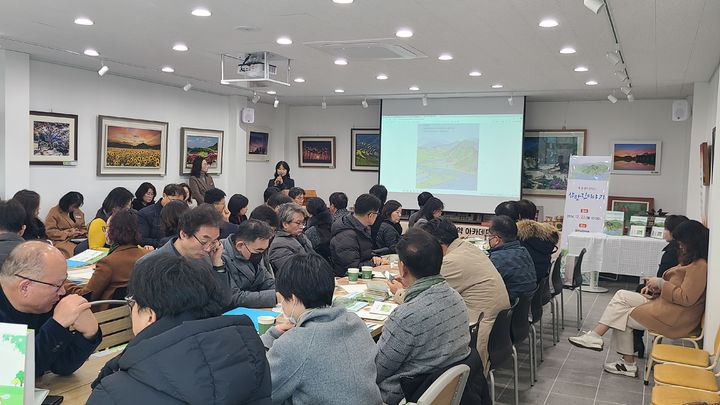 [밀양=뉴시스] 밀양교육지원청이 초·중·고등학교 학교장 회의에서 '세 물결이 만나는 삼랑진 이야기'의 발간과정을 공유하고 있다. (사진=밀양교육지원청 제공) 2024.12.23. photo@newsis.com *재판매 및 DB 금지