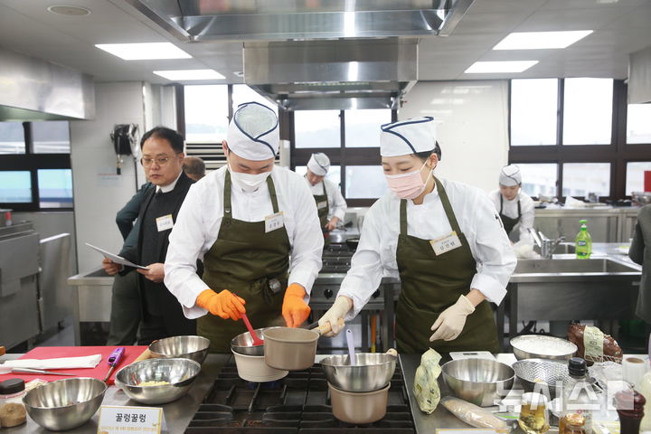 [세종=뉴시스]농촌진흥청은 지난 21일 대전보건대학교에서 열린 제 4회 양봉요리 경연대회 본선에서 10개 팀이 경쟁을 벌인 결과 대상에 '꿀렁꿀렁팀'이 선정됐다. 대상 수상팀은 부상으로 100만원 상당의 상품권과 양봉산물 제품을 받았다.(사진=농진청 제공)