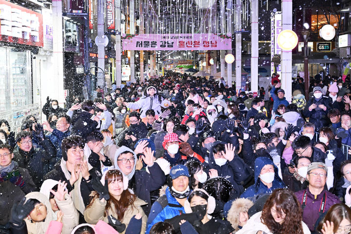 [울산=뉴시스] 울산시 중구가 오는 24일부터 내년 1월 1일까지 9일간 성남동 젊음의거리와 문화의거리 일원에서 '제18회 성남동 눈꽃축제'를 개최한다. 사진은 지난해 축제 현장. (사진=울산 중구 제공) photo@newsis.com *재판매 및 DB 금지