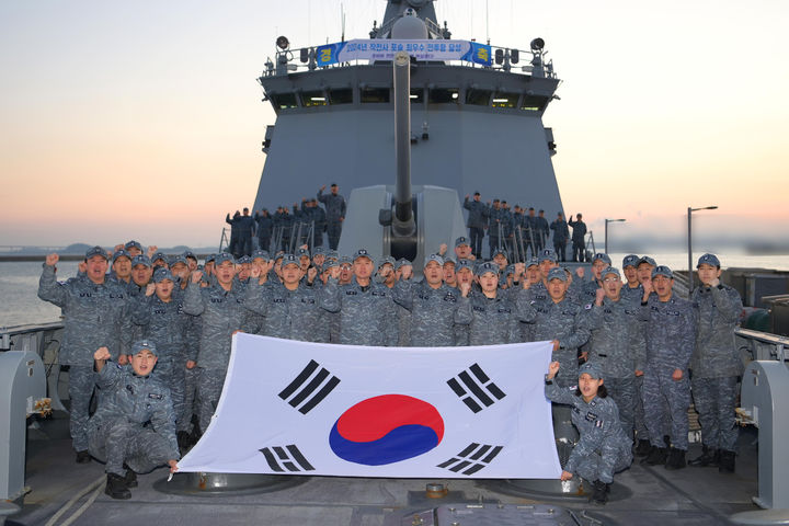 [서울=뉴시스] 해군은 23일 2024년 해군 탑건함에 천안함을 선발했다고 밝혔다. 천안함은 지난해 12월 해군2함대사령부에 작전 배치된 이후 1년 만에 ‘포술 최우수 전투함’에 선발되며 완벽한 전투 준비태세를 과시했다.사진은 지난 18일 천안함 승조원들이 '해군 포술 최우수 전투함' 선발을 기념하며 천안함 함수에서 기념촬영 하는 모습. (사진=해군 제공) 2024.12.23. photo@newsis.com *재판매 및 DB 금지