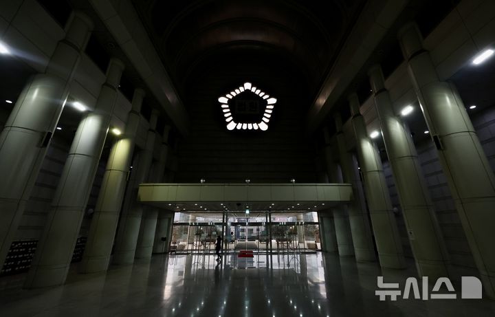 [서울=뉴시스] 부장판사 출신 변호사가 지인들을 상대로 8억5000만원을 편취한 혐의로 재판에 넘겨져 1심에서 실형을 선고받았다. (사진=뉴시스DB) 2025.02.08.
