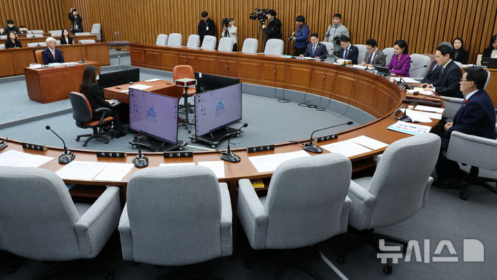 [서울=뉴시스] 조성우 기자 = 23일 오전 서울 여의도 국회에서 열린 헌법재판소 재판관 선출에 관한 인사청문특별위원회의 인사청문회에서 마은혁 후보자가 증인선서를 하고 있다. 2024.12.23. xconfind@newsis.com