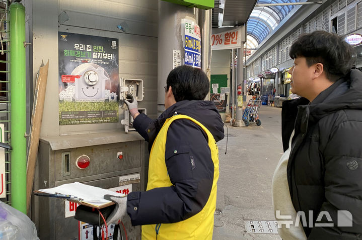 [광주=뉴시스] 광주시 다중이용시설 안전점검. (사진=광주시청 제공). photo@newsis.com *재판매 및 DB 금지