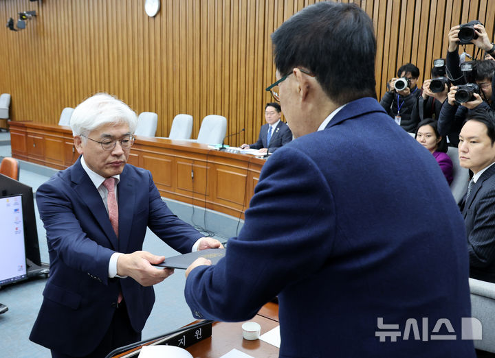 [서울=뉴시스] 조성우 기자 = 23일 오전 서울 여의도 국회에서 열린 헌법재판소 재판관 선출에 관한 인사청문특별위원회의 인사청문회에서 마은혁 후보자가 박지원 위원장에게 선서문을 제출하고 있다. 2024.12.23. xconfind@newsis.com