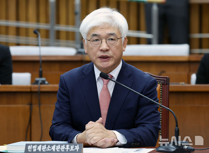 [서울=뉴시스] 조성우 기자 = 지난해 12월 23일 오전 서울 여의도 국회에서 열린 헌법재판소 재판관 선출에 관한 인사청문특별위원회의 인사청문회에서 마은혁 후보자가 의원 질의에 답변하고 있다. 2025.02.27. xconfind@newsis.com