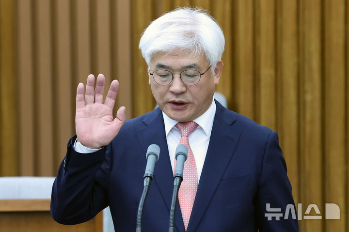 [서울=뉴시스] 조성우 기자 = 23일 오전 서울 여의도 국회에서 열린 헌법재판소 재판관 선출에 관한 인사청문특별위원회의 인사청문회에서 마은혁 후보자가 증인선서를 하고 있다. 2024.12.23. xconfind@newsis.com