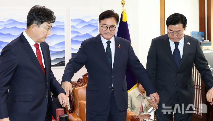 [서울=뉴시스] 조성봉 기자 = 우원식 국회의장이 23일 오전 서울 여의도 국회 의장실에서 여야 원내대표들과 기념촬영을 하기 위해 손을 잡고 있다.왼쪽부터 권성동 당 대표 권한대행 겸 원내대표, 우 의장, 박찬대 더불어민주당 원내대표.(공동취재) 2024.12.23. photo@newsis.com