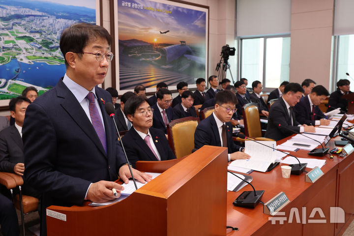 [서울=뉴시스] 권창회 기자 = 23일 오전 서울 여의도 국회에서 열린 국토교통위원회 전체회의에서 박상우 국토교통부 장관이 현안보고를 하고 있다. 2024.12.23. kch0523@newsis.com