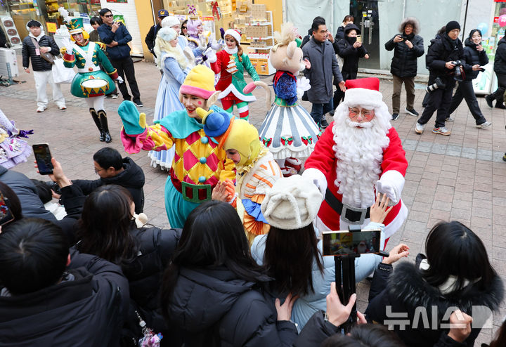 [서울=뉴시스] 황준선 기자 = 23일 서울 중구 명동거리에서 에버랜드 연기자들이 크리스마스 퍼레이드를 선보이고 있다. 2024.12.23. hwang@newsis.com