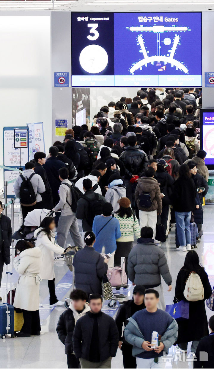 [인천공항=뉴시스] 전신 기자 = 성탄절 연휴와 연말을 앞둔 23일 인천국제공항 제1터미널 출국장이 여행객들로 붐비고 있다. (공동취재) 2024.12.23. photo1006@newsis.com