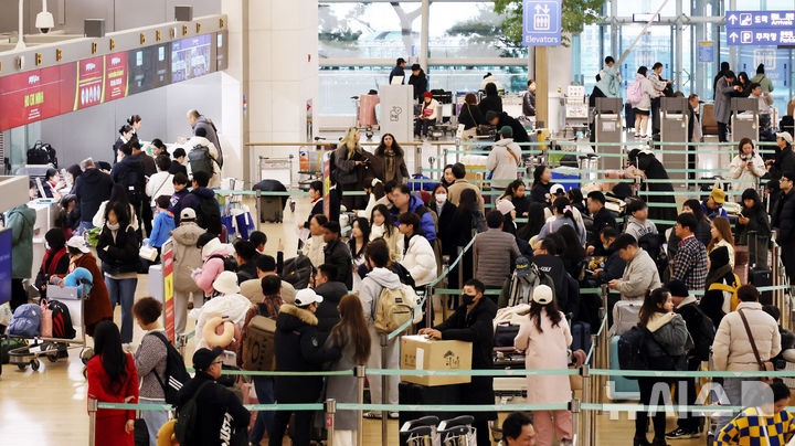 [인천공항=뉴시스] 전신 기자 = 성탄절 연휴와 연말을 앞둔 23일 인천국제공항 제1터미널 출국장이 여행객들로 붐비고 있다. (공동취재) 2024.12.23. photo1006@newsis.com