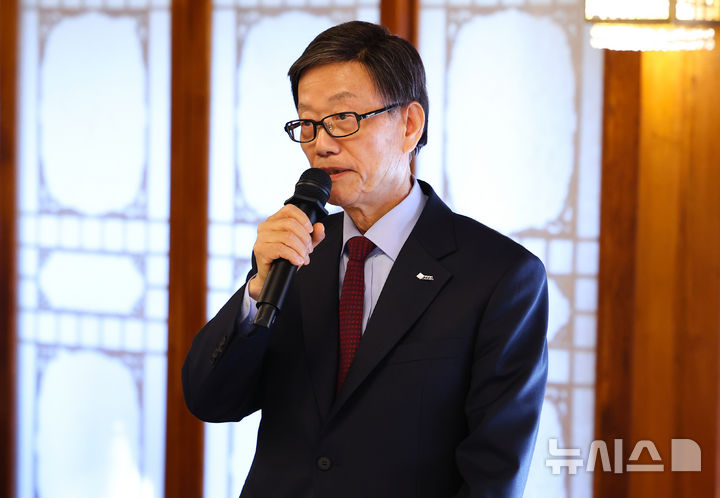 [서울=뉴시스] 최진석 기자 = 윤진식 한국무역협회 회장이 23일 서울 국무총리 서울공관에서 열린 경제단체 오찬 간담회에서 발언하고 있다. 2024.12.23. myjs@newsis.com