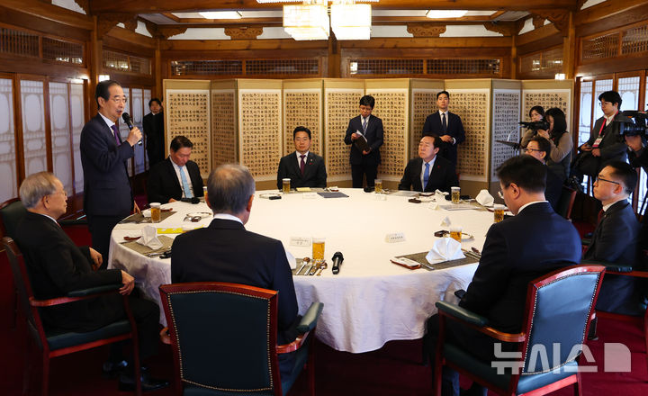 [서울=뉴시스] 최진석 기자 = 한덕수 대통령 권한대행 국무총리가 23일 서울 국무총리 서울공관에서 열린 경제단체 오찬 간담회에서 발언하고 있다. 2024.12.23. myjs@newsis.com