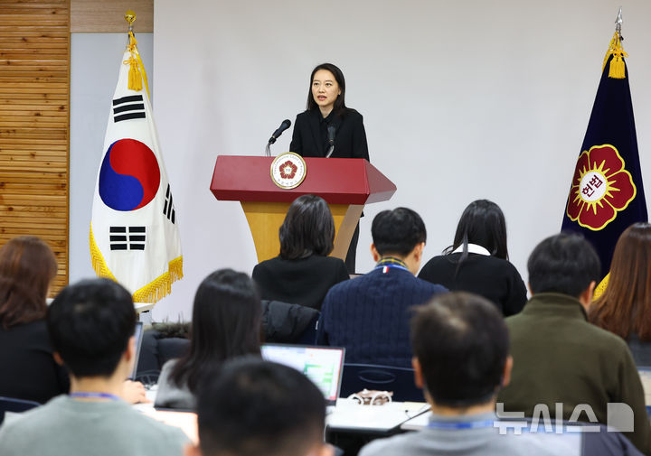 [서울=뉴시스] 황준선 기자 = 헌법재판소(헌재)가 윤석열 대통령 탄핵심판과 관련해 이번 주 재판관 회의 일정을 새로 지정했다고 밝혔다. 사진은 이진 헌법재판소 공보관이 지난 23일 오후 서울 종로구 헌법재판소 '윤석열 대통령 탄핵심판 사건' 관련 언론 브리핑을 하고 있는 모습. 2024.12.23. hwang@newsis.com