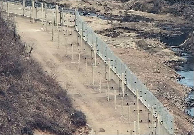 [서울=뉴시스] 합동참모본부는 23일 최근 북한군 동향 언론 브리핑을 통해 북한이 우크라이나를 침공한 러시아에 병력은 물론 장비까지 추가로 보내려는 동향을 파악했으며 남측에 대해서는 경계·분리를 강화하기 위해 일부 구간에 전기 철책을 설치했다고 밝혔다. 사진은 전기철책 설치를 위한 애자(전선을 철탑 또는 전봇대의 어깨쇠에 고정하고 절연하기 위하여 사용하는 지지물)가 설치된 모습. (사진=합동참모본부 제공) 2024.12.23. photo@newsis.com *재판매 및 DB 금지