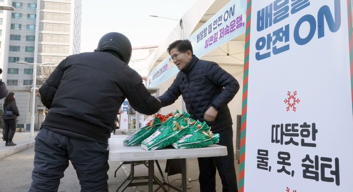 [서울=뉴시스] 김문수 고용노동부 장관이 23일 서울 영등포구 타임스퀘어 앞 픽업존에서 겨울철 배달종사자 교통사고와 한랭질환 예방을 위한 안전 ON 캠페인을 하고 있다. (사진=고용노동부 제공) 2024.12.23. photo@newsis.com *재판매 및 DB 금지