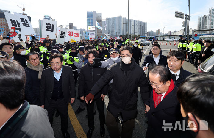 [대구=뉴시스] 이무열 기자 = 홍준표 대구시장이 23일 대구 동대구역 광장에서 열린 박정희 동상 제막식에 입장하고 있다. 2024.12.23. lmy@newsis.com