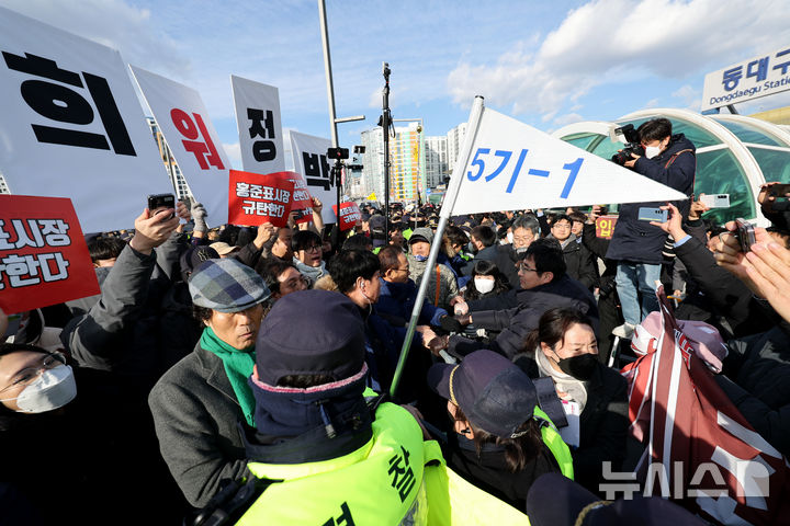 [대구=뉴시스] 이무열 기자 = 23일 동대구역 광장에서 열린 박정희 동상 제막식을 앞두고 시민들이 경찰과 충돌하고 있다. 2024.12.23. lmy@newsis.com