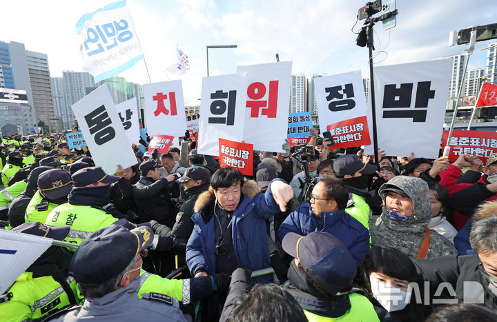 [대구=뉴시스] 이무열 기자 = 23일 동대구역 광장에서 열린 박정희 동상 제막식을 앞두고 시민들이 경찰과 충돌하고 있다. 2024.12.23. lmy@newsis.com