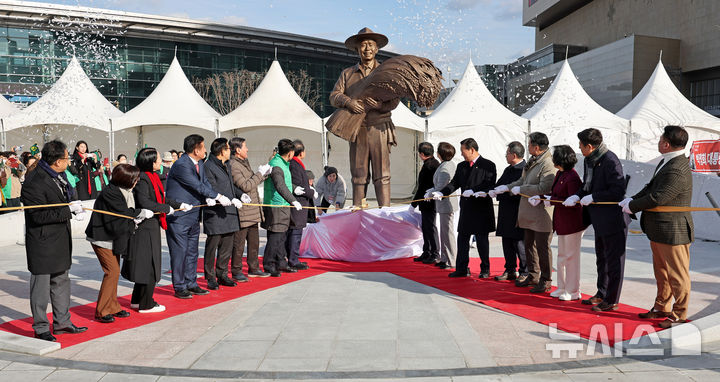 [대구=뉴시스] 이무열 기자 = 홍준표(오른쪽 첫 번째) 대구시장을 비롯한 내빈들이 23일 대구 동대구역 광장에서 열린 박정희 동상 제막식에 참여하고 있다. 2024.12.23. lmy@newsis.com