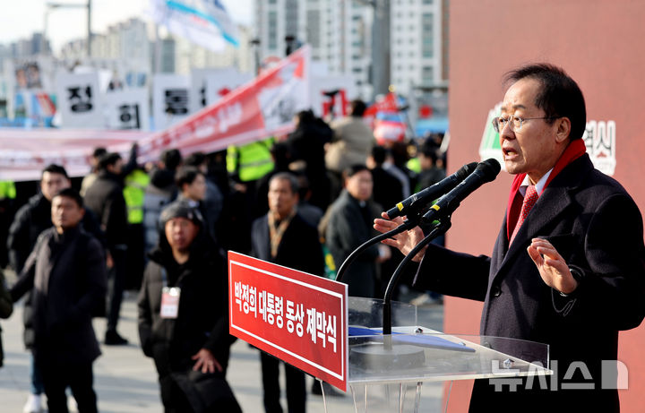 [대구=뉴시스] 이무열 기자 = 홍준표 대구시장이 23일 대구 동대구역 광장에서 열린 박정희 동상 제막식에서 축사를 하고 있다. 2024.12.23. lmy@newsis.com