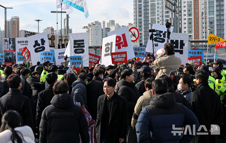 [대구=뉴시스] 이무열 기자 = 23일 동대구역 광장에서 열린 박정희 동상 제막식을 앞두고 시민들이 경찰과 충돌하고 있다. 2024.12.23. lmy@newsis.com
