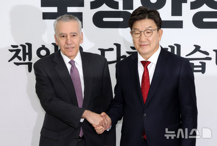 [서울=뉴시스] 조성우 기자 = 권성동(오른쪽) 국민의힘 당 대표 권한대행 겸 원내대표가 23일 오후 서울 여의도 국회에서 필립 골드버그 주한미국대사를 접견하며 기념촬영하고 있다. 2024.12.23. xconfind@newsis.com