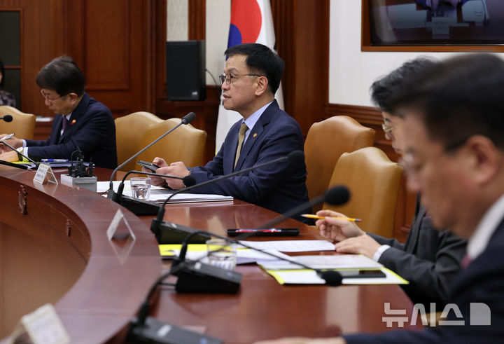 [서울=뉴시스] 배훈식 기자 = 최상목 경제부총리 겸 기획재정부 장관이 23일 오후 서울 종로구 정부서울청사에서 열린 경제관계장관회의 겸 산업경쟁력강화 관계장관회의에서 발언하고 있다. 2024.12.23. dahora83@newsis.com