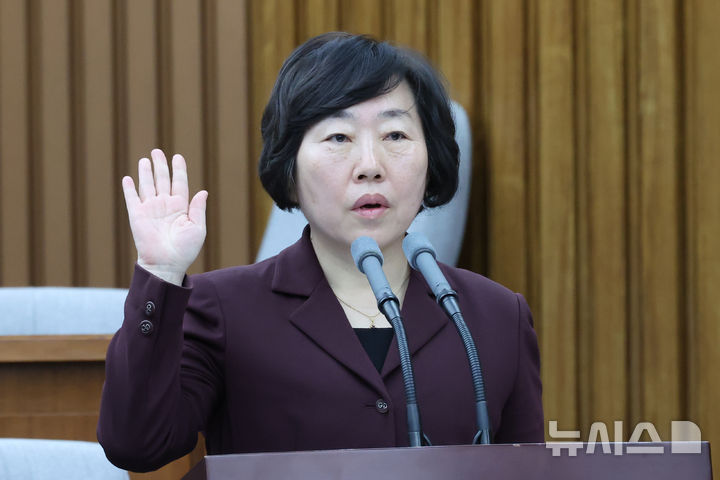 [서울=뉴시스] 조성우 기자 = 23일 오후 서울 여의도 국회에서 열린 헌법재판소 재판관 선출에 관한 인사청문특별위원회의 인사청문회에서 정계선 후보자가 증인선서를 하고 있다. 2024.12.23. xconfind@newsis.com