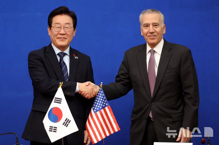 [서울=뉴시스] 조성봉 기자 = 이재명 더불어민주당 대표가 23일 오후 서울 여의도 국회 당 대표 회의실에서 필립 골드버그 주한미국대사와 면담에 앞서 기념촬영을 하고 있다. 2024.12.23. suncho21@newsis.com