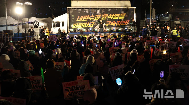 [서울=뉴시스] 김선웅 기자 = 23일 서울 종로구 안국동에서 열린 촛불문화제 참가 시민들이 윤석열 대통령 파면·구속 및 국민의힘 해산을 촉구하고 있다. 2024.12.24. mangusta@newsis.com