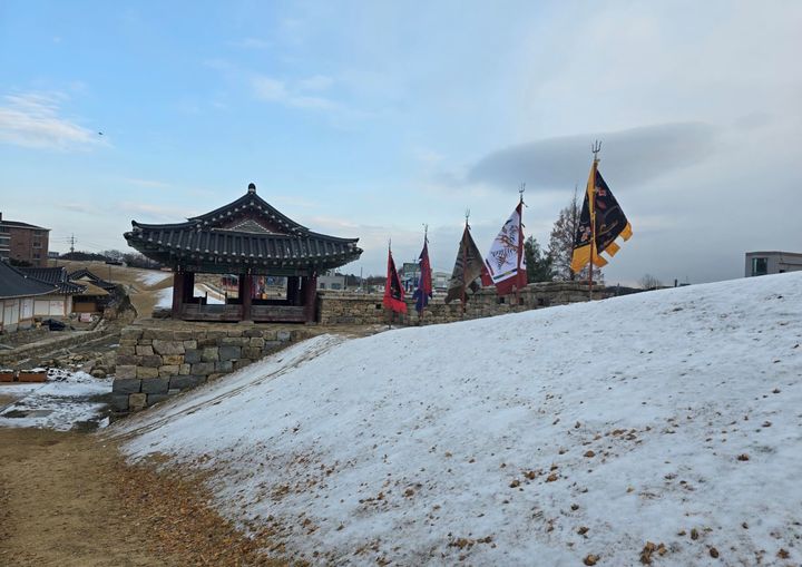 [당진=뉴시스] 충남 당진시가 면천읍성 남문에 설치한 깃발 모습. (사진=당진시 제공) 2024.12.24. photo@newsis.com *재판매 및 DB 금지