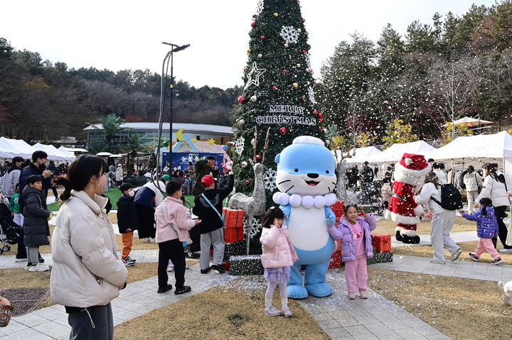 [진주=뉴시스]진주시 진양호공원에서 열린 눈꽃축제.(사진=진주시 제공).2024.12.24.photo@newsis.com *재판매 및 DB 금지