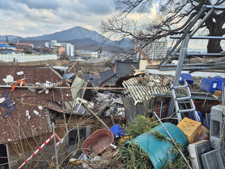 [홍성=뉴시스] 지난 23일 오후 2시44분께 홍성군 광천읍 신진리의 한 단독주택에서 LPG가스통이 폭발해 어수선하게 변한 현장 모습. (사진=홍성소방서 제공) 2024.12.24. photo@newsis.com *재판매 및 DB 금지