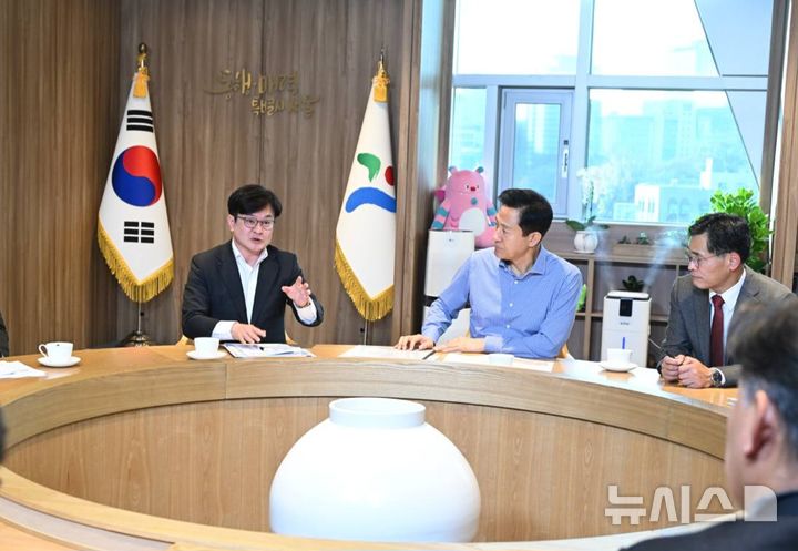 [김포=뉴시스] 정일형 기자 = 김병수 김포시장이 오세훈 서울시장과 대담 나누는 모습. (사진은 김포시 제공)