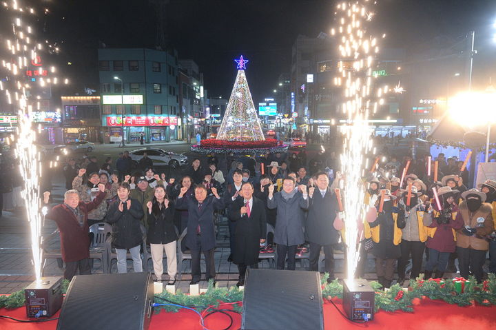 [세종=뉴시스] 세종시 조치원역 앞에서 열린 '청년으로 빛나는 조치원, 빛거리 점등식' 전경.(사진=세종시 제공).2024.12.24. photo@newsis.com *재판매 및 DB 금지