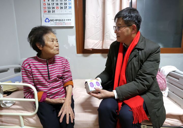 [세종=뉴시스] 보건복지부는 이기일 보건복지부 1차관은 24일 서울 중구 황학동에 있는 다세대 주택가를 찾아 홀로 사시는 '어르신의 안부를 묻는 우유배달'에 일일 배달원으로 참여했다고 밝혔다.(사진=보건복지부) *재판매 및 DB 금지