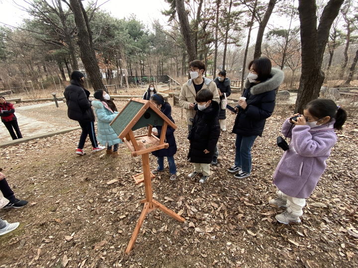 [서울=뉴시스] 서울숲 어린이탐조교실. 2024.12.24. (사진=서울시 제공) *재판매 및 DB 금지