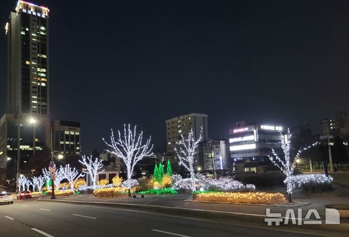 [의정부=뉴시스] 의정부시청 앞 잔디광장에 조성된 '별빛정원'.(사진=의정부시 제공). photo@newsis.com